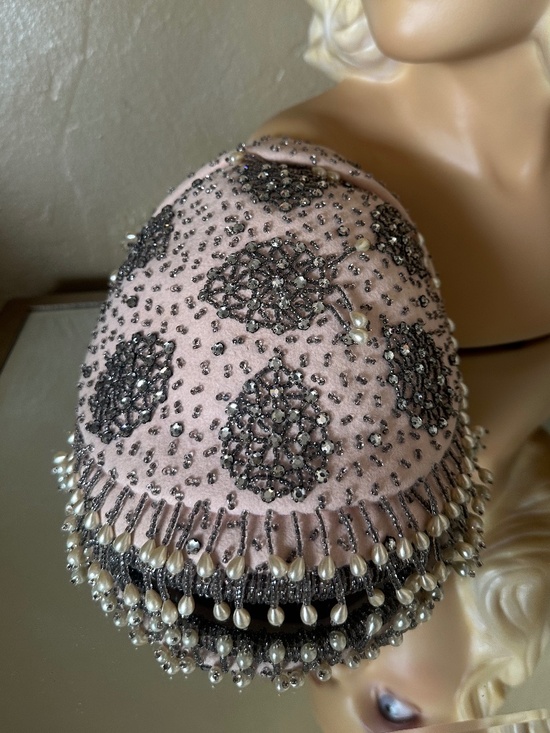 FUN-TASTIC 1950s\' SOFT PINK BEADED COCKTAIL HAT WITH DANGLING PEARLS main image 4